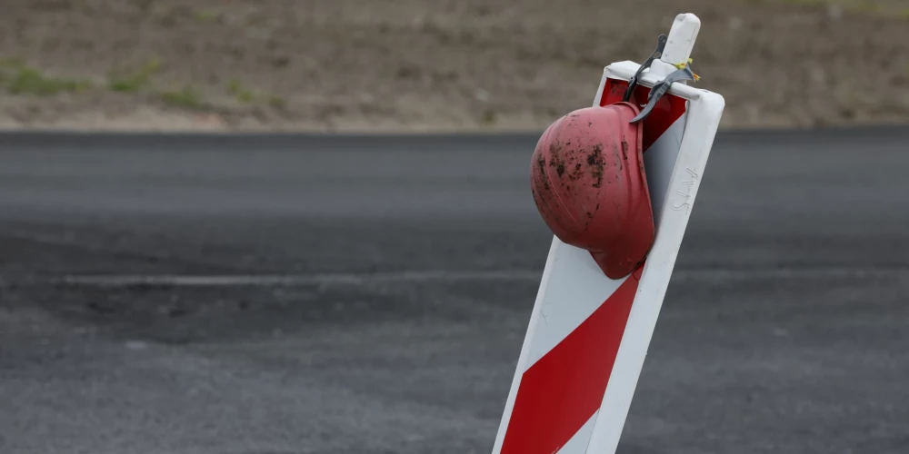 Būvdarbi notiek 65 valsts ceļu posmos. 