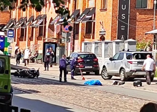 Второе за сегодня смертельное ДТП в Риге - возле рынка в Агенскалнсе погиб мотоциклист
