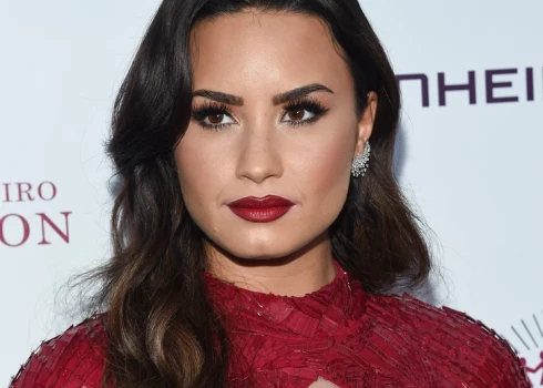 Aktrise un dziedātāja Demija Lovato.