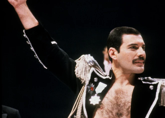 Jaunā biogrāfijā atklāts Fredija Merkūrija lielākais noslēpums – mūziķis no pasaules slēpis meitu