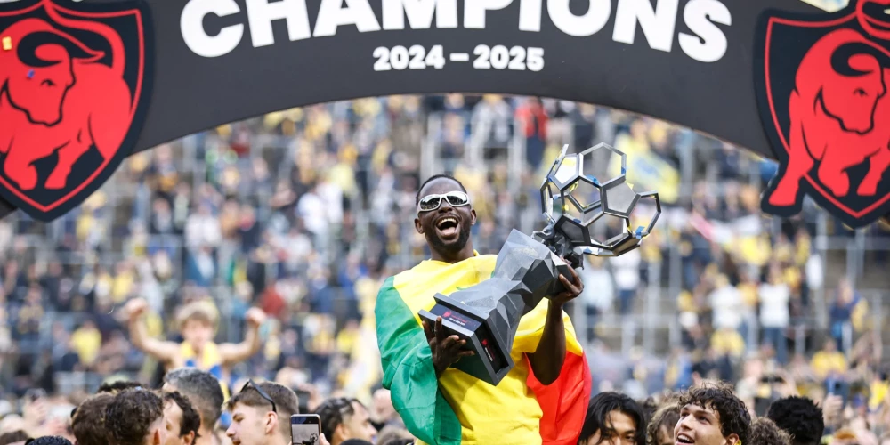 Usejnū Njangs ar Beļģijas čempionu trofeju.