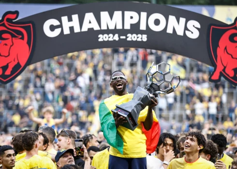 Usejnū Njangs ar Beļģijas čempionu trofeju.