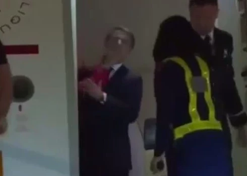 Sieva iepļaukā Emanuelu Makronu.