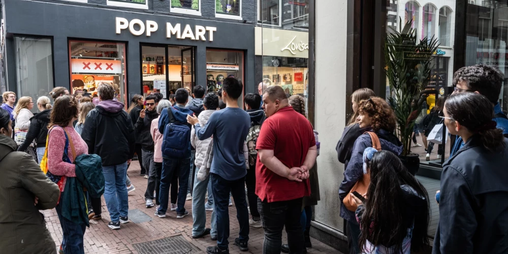 Rindas pie veikala "Pop Mart" Amsterdamā.