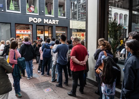 Rindas pie veikala "Pop Mart" Amsterdamā.