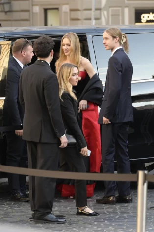 Лукас закрепил волосы заколкой-"крабиком".