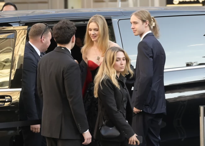 Наталья Водянова появилась на мероприятии вместе с 23-летним сыном Лукасом - всех привлекла необычная прическа парня