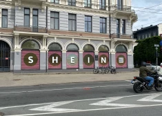 Shein uzraksts uz ēkas Brīvības un Raiņa bulvāra krustojumā.