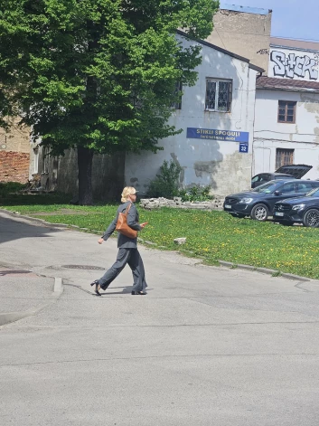 Tērpusies eleganti lietišķā kostīmā, Eva Sietiņsone ieradās uz krimināllietas izskatīšanu.