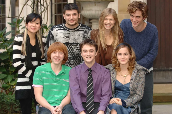 Kopā ar Rūpertu Grintu, Danielu Redklifu, Emmu Vatsoni un citiem filmas “Harijs Poters un Uguns biķeris” aktieriem 2005. gada oktobrī. Stans Janevskis – otrais no kreisās 2. rindā, kuru noslēdz Roberts Patinsons.