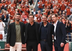 Rafaelu Nadalu (centrā pa labi) godināt ieradās bijušie cīņubiedri - Novāks Džokovičs, Rodžers Federers un Endijs Marejs.