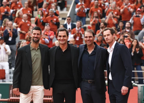 Rafaelu Nadalu (centrā pa labi) godināt ieradās bijušie cīņubiedri - Novāks Džokovičs, Rodžers Federers un Endijs Marejs.