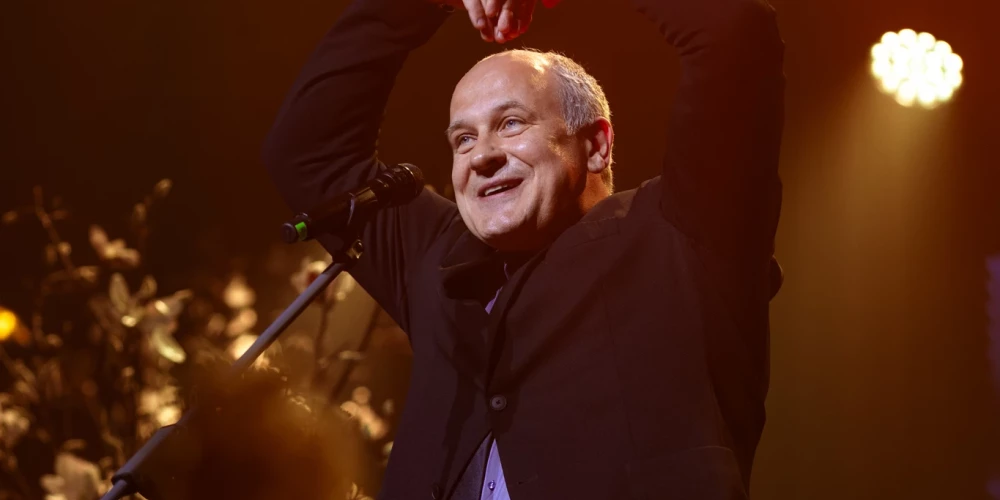 Aktieris Andris Keišs, dziedot Raimonda Paula dziesmu "Sirdij nevajag skaitu", zālē sēdošajām dāmām ierosināja ik reizi, kad viņš izdzied vārdu “sirds”, virs galvas pacelt rokas sirds formā.