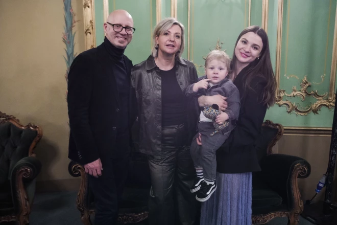 Mūziķa Andreja Reiņa Zitmaņa paši tuvākie – vecāki Zane un Normunds un sieva Laura ar dēlu Miķeli.