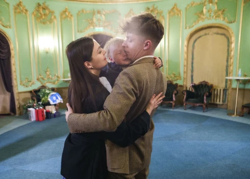 Ak, cik patiesu prieku, satiekot tēti, izrādīja grupas "Sudden Lights" solista Andreja Reiņa Zitmaņa un viņa sievas Lauras dēls Miķelis!