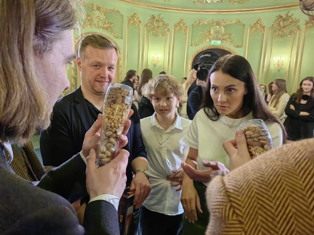 Kristīne, Džems un Mārtiņš, sveicot mūziķus.