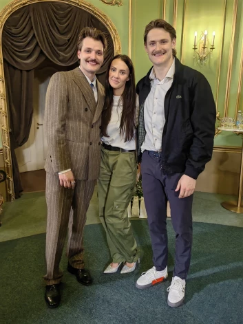 Kristīne ar saviem talantīgajiem tuviniekiem – brāli basģitāristu Kārli Vārtiņu un brālēnu hokejistu Eduardu Tralmaku.