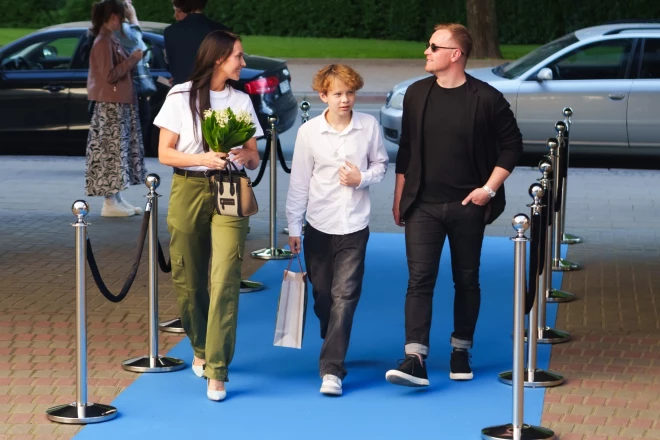 Kristīne Lepnāne ar dēlu Džemu Krištopanu un līgavaini Mārtiņu Trupavnieku, ejot uz grupas "Sudden Lights" jaunā albuma klajā laišanas svētkiem.