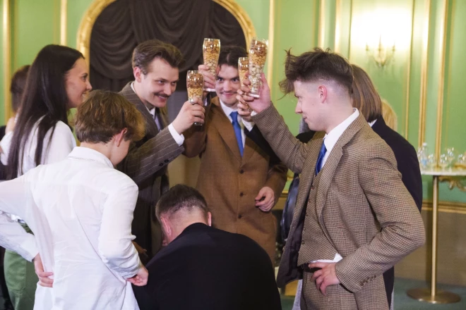 "Sudden Lights" mūziķi simboliski saskandināja Kārļa māsas Kristīnes sarūpētās alus glāzes, kas bija piepildītas ar riekstiem.