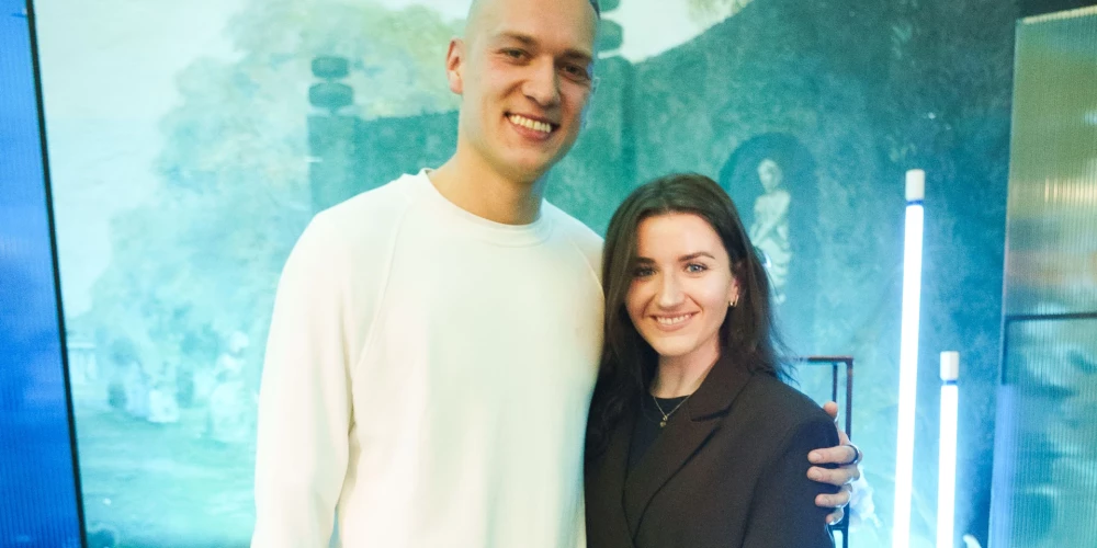 Basketbolists Francis Gustavs Lācis ar līgavu Beāti Kampari.