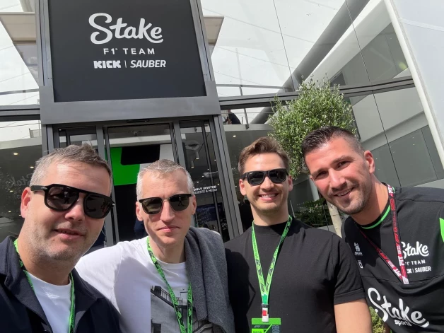 Četri latvieši F1 sacensībās. No kreisās: Arnis Ozols, Pēteris Krastiņš, Dāvis Siksnāns un "Sauber" komandas pilota Niko Hulkenberga fizioterapeits Aleksandrs.