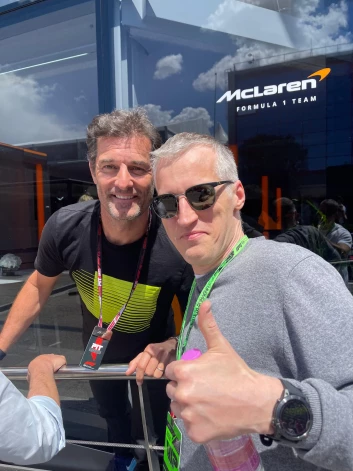 Ar deviņu F1 Grand Prix uzvarētāju Marku Veberu, tagadējo Oskara Piastri menedžeri.