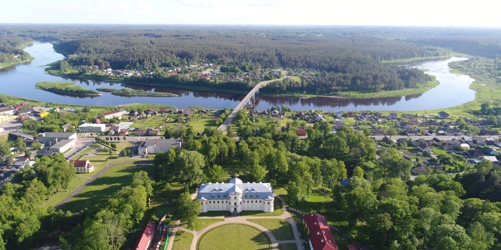Krāslavas novadu grib pārvaldīt 116 cilvēki, kaut gan šāda iespēja pavērsies tikai 15 (attēlā: grāfu Plāteru pils komplekss ar parku Krāslavā).