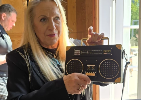Stilam ir nozīme vienmēr! Lai stāstītu par "Turaidas rozes" koncertu, Olga Rajecka apģērbā un aksesuāros izvēlējusies atsauci uz astoņdesmitajiem.