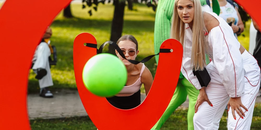 Līna Mūze-Sirmā aktivitātēs kopā ar skolēniem.