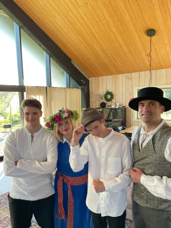 Jāņos kopā ar ģimeni - sievu Ilzi un dēliem Edvardu un Lūkasu, 2024.