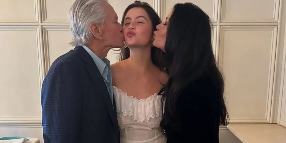Maikls Duglass un Ketrīna Zeta-Džounsa ar meitu Kerisu.