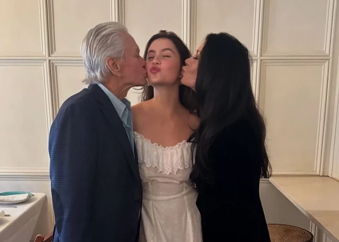 Maikla Duglasa un Ketrīnas Zetas Džounsas mazā meitiņa Kerisa jau absolvējusi universitāti. FOTO