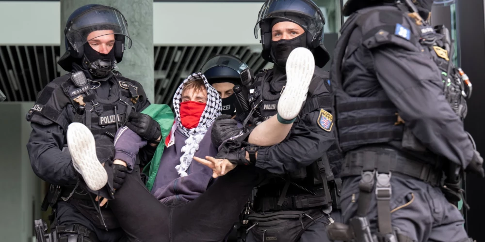 Policisti aizvāc palestīniešu atbalstītājus no laikraksta ""Frankfurter Allgemeine Zeitung" ēkas (foto: Scanpix / dpa / picture-alliance)
