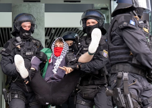 Policisti aizvāc palestīniešu atbalstītājus no laikraksta ""Frankfurter Allgemeine Zeitung" ēkas (foto: Scanpix / dpa / picture-alliance)