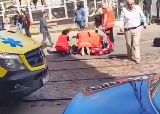 Смертельное ДТП в Агенскалнсе: мотоцикл перелетел через внедорожник и оказался на трамвайных путях