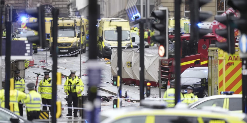 Policija un glābēji traģēdjas vietā Liverpūlē