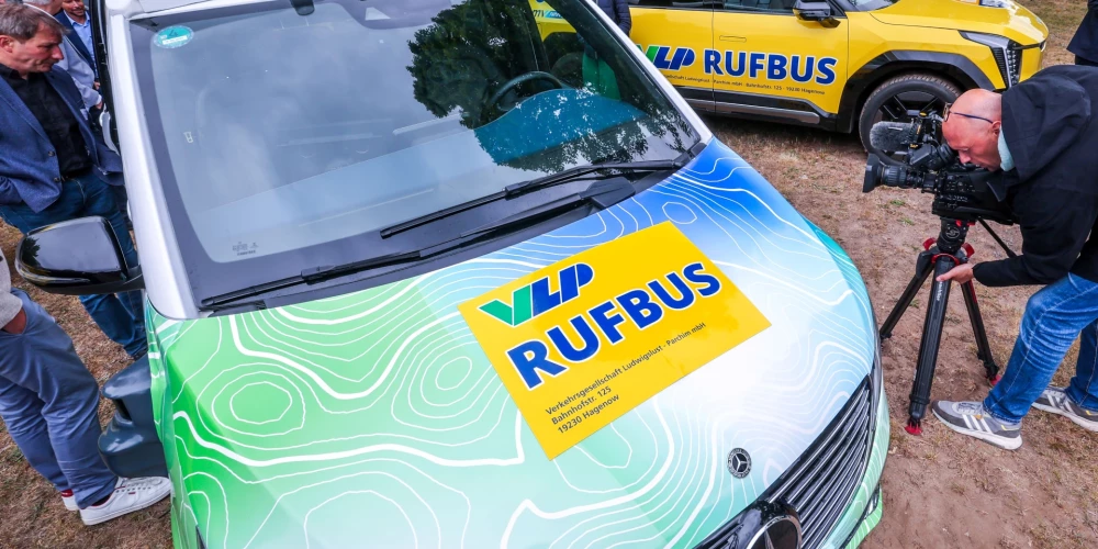 Ludvigslustā iepazīstina ar izsaucamu mikroautobusu bez vadītāja (foto: Scanpix / dpa / picture-alliance)