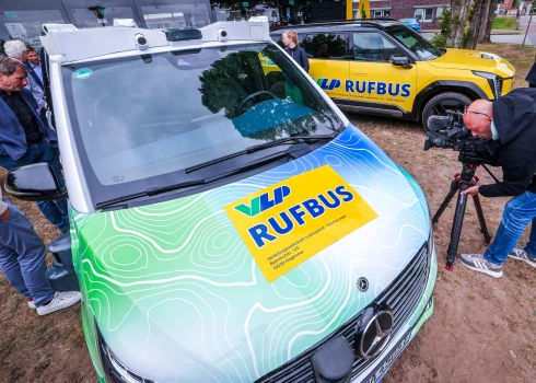Ludvigslustā iepazīstina ar izsaucamu mikroautobusu bez vadītāja (foto: Scanpix / dpa / picture-alliance)