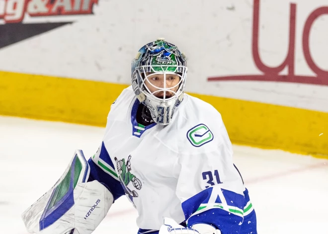 Artūrs Šilovs ar “sauso” maču ieved “Canucks” AHL pusfinālā