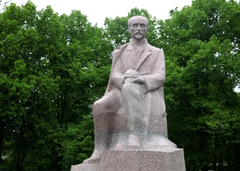 Raiņa piemineklis Esplanādē.