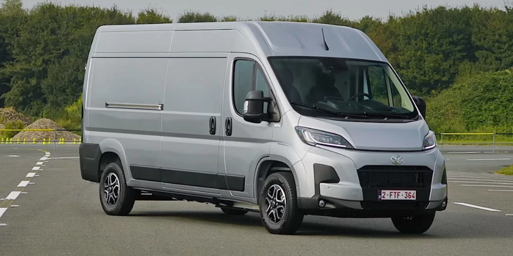 Proace Max Electric panelis ir greznāks, lai gan sēdekļi un stūre ir tādi paši kā dīzelim, un stūresrats regulējams tikai pēc iznesuma. 