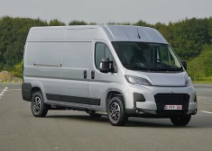 Proace Max Electric panelis ir greznāks, lai gan sēdekļi un stūre ir tādi paši kā dīzelim, un stūresrats regulējams tikai pēc iznesuma. 