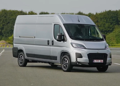 Proace Max Electric panelis ir greznāks, lai gan sēdekļi un stūre ir tādi paši kā dīzelim, un stūresrats regulējams tikai pēc iznesuma. 