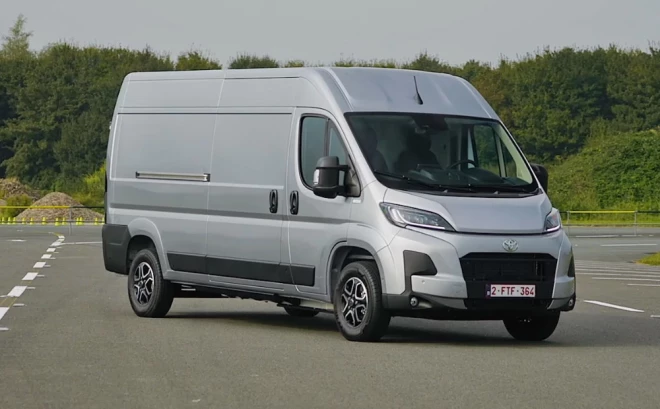 Proace Max Electric panelis ir greznāks, lai gan sēdekļi un stūre ir tādi paši kā dīzelim, un stūresrats regulējams tikai pēc iznesuma.