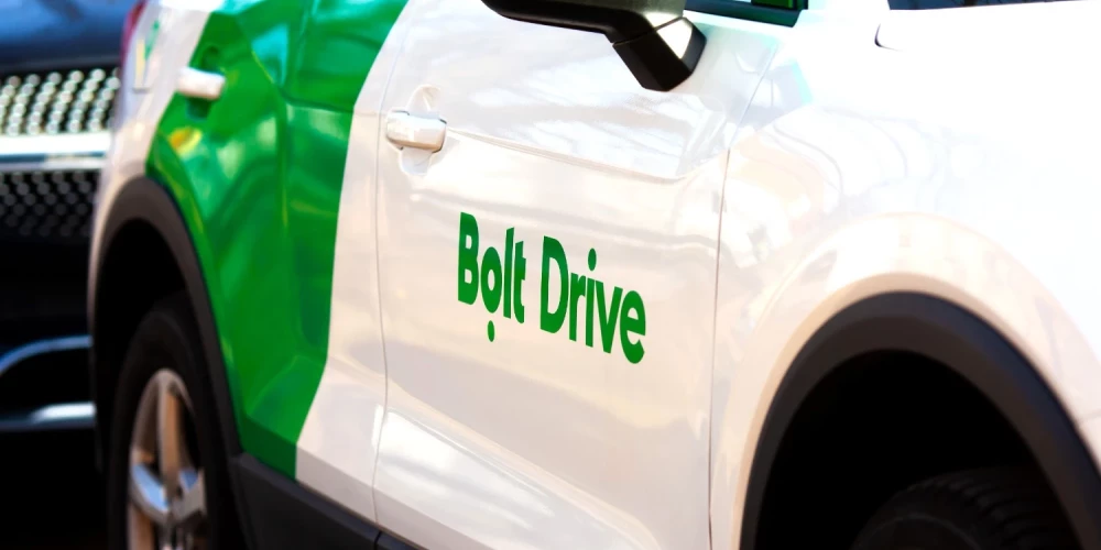 Pēdējās dienās vairāki lietotāji pamanījuši pārsteidzošu jauninājumu “Bolt Drive” lietotnē – lai atbloķētu automašīnu, jāiemaksā 100 eiro drošības depozīts.
