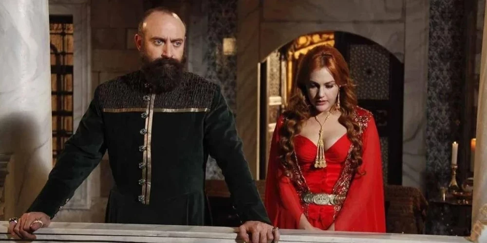  Халит Эргенч в роли султана Сулеймана в популярном сериале "Великолепный век".