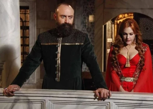  Халит Эргенч в роли султана Сулеймана в популярном сериале "Великолепный век".
