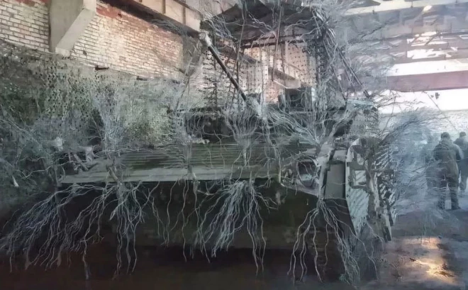 Okupanti aprīkoja kājnieku kaujas mašīnu (BMP) ar gariem metāla sariem, lai pasargātu to no dronu triecieniem.