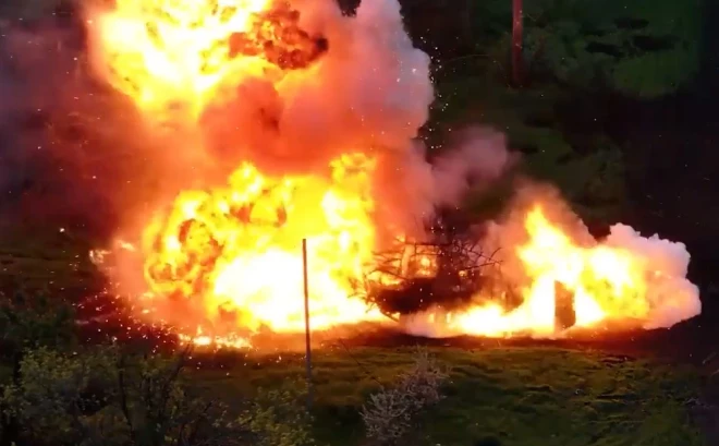 "Dzeloņcūkas" tipa transportlīdzeklis neizturēja tā pirmo pārbaudi.