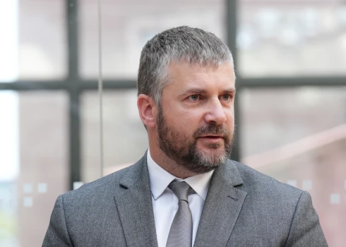 Rīgas pilsētas izpilddirektors Jānis Lange piedalās preses konferencē, kurā informē par Rīgas pašvaldības skolu ēdināšanas iepirkumu.